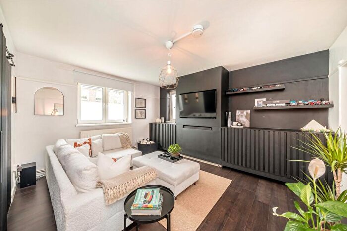 2 Bedroom Flat To Rent In Hollydale Road, Nunhead, SE15