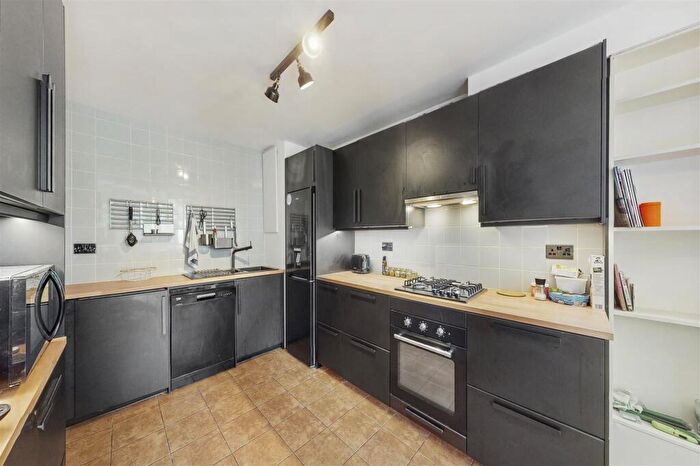 2 Bedroom Apartment To Rent In Chilton Street, Shoreditch, E2