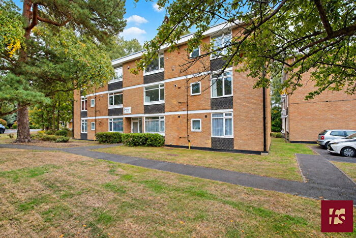 2 Bedroom Apartment For Sale In Linkway, Crowthorne, RG45