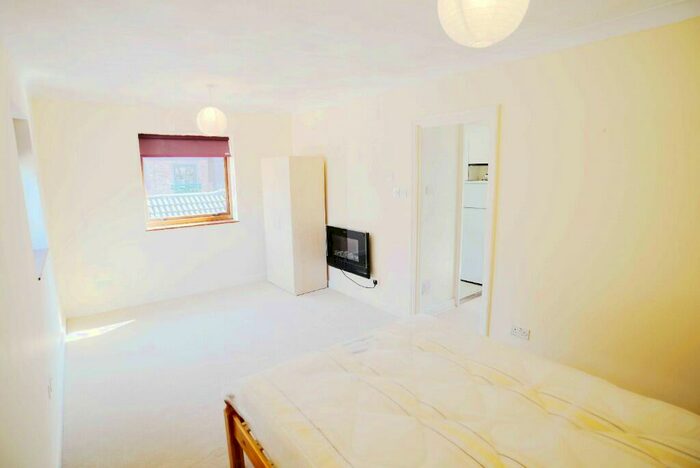 Studio To Rent In Saunders Ness Road, London, E14