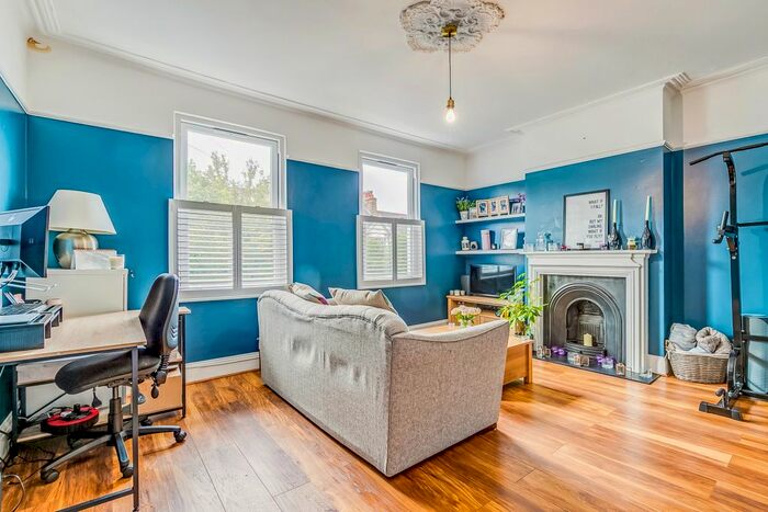 3 Bedroom Flat To Rent In Cavendish Road, Colliers Wood, London, SW19