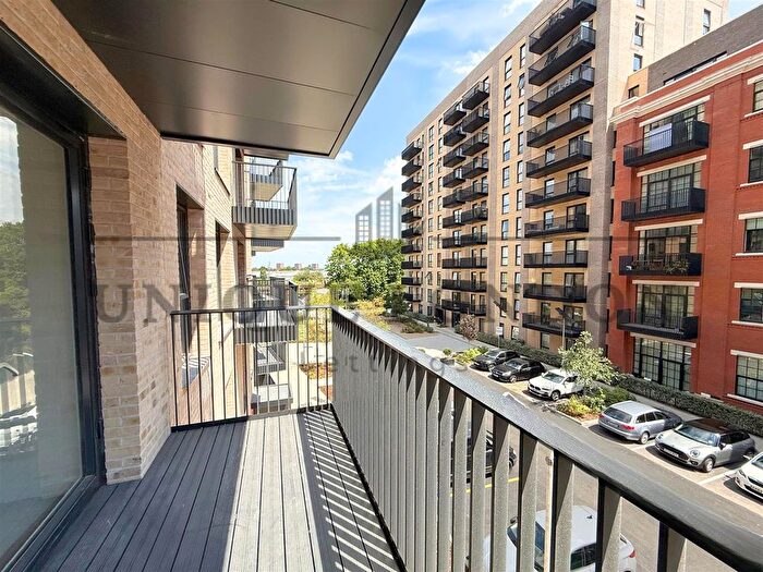 2 Bedroom Flat To Rent In Arusha Court, Farine Avenue, Hayes, UB3