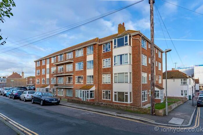 2 Bedroom Flat To Rent In Park Crescent, Rottingdean, BN2