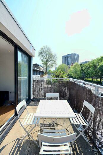 2 Bedroom Flat To Rent In City Road, Angel, London, EC1V