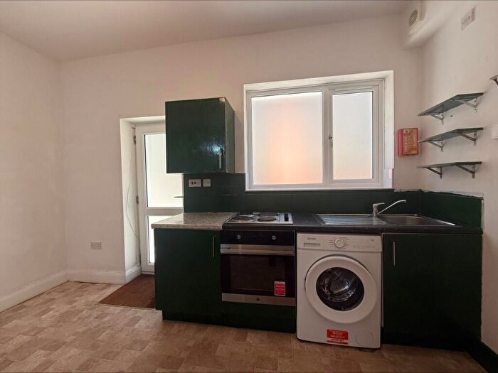 Studio To Rent In Highfield Avenue, London, NW11