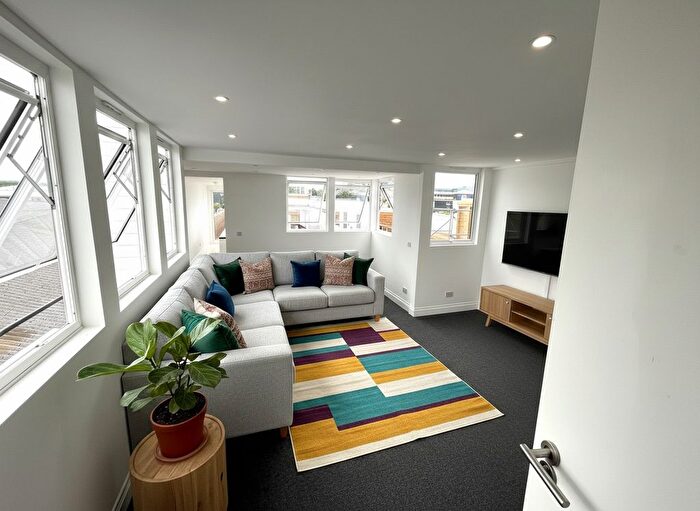 2 Bedroom Flat To Rent In Westlink House, Great West Road, Brentford, TW8