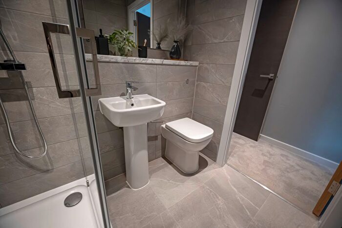 2 Bedroom Flat For Sale In Merchants Wharf, Manchester, M5