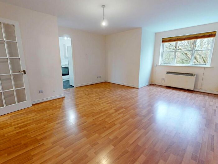 2 Bedroom Flat For Sale In Vanderville Gardens, London, N2