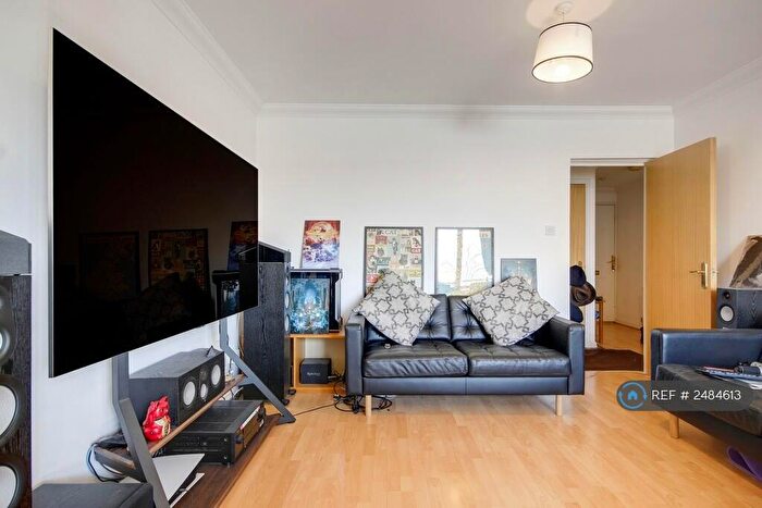 2 Bedroom Flat To Rent In Shackleton Court, London, E14