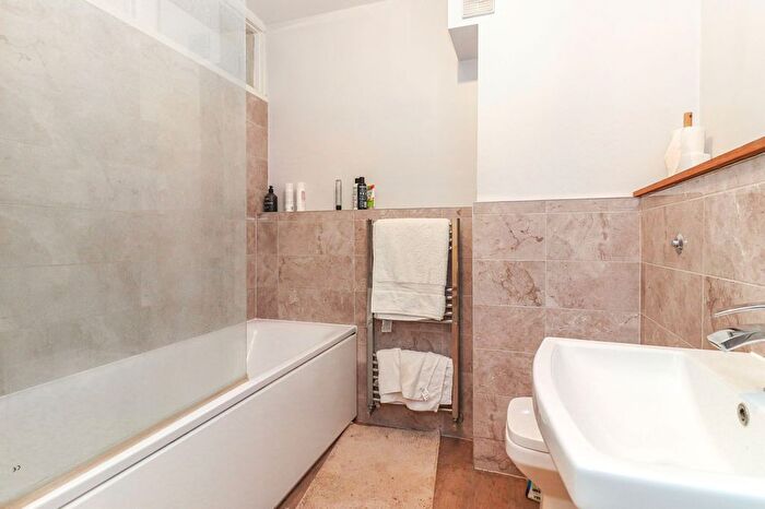 2 Bedroom Maisonette For Sale In Langley Road, Watford, WD17