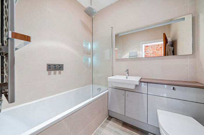3 Bedroom End Of Terrace House For Sale In London Road, Bagshot, Surrey, GU19