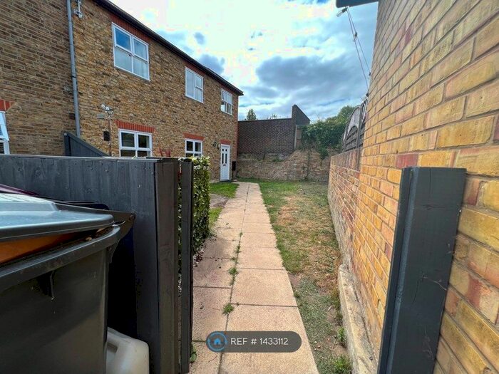 2 Bedroom Semi-Detached House To Rent In Bellingham Lane, Rayleigh, SS6