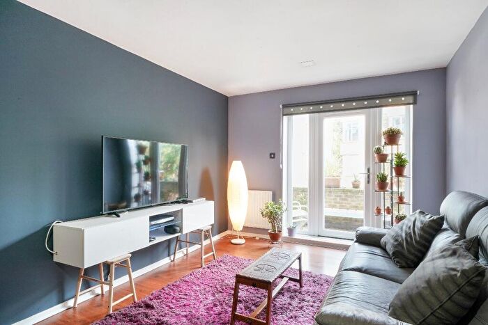 2 Bedroom Flat To Rent In Park Road, Crouch End, London, N8