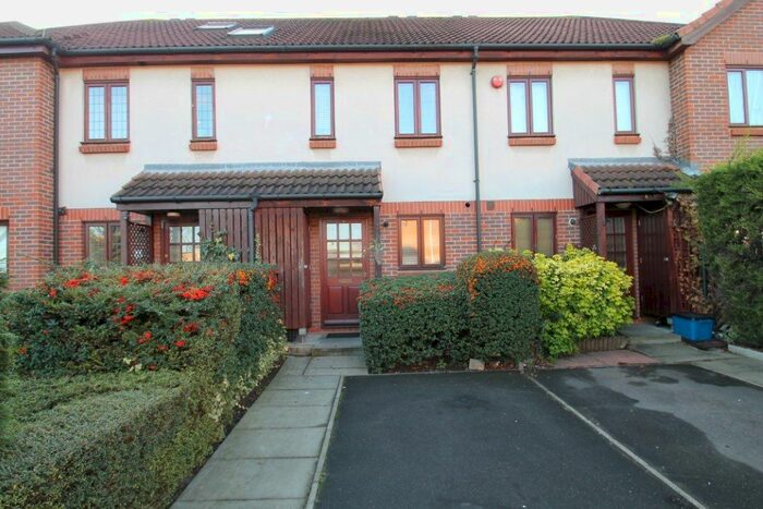 2 Bedroom Property To Rent In Merino Close, Wanstead, E11