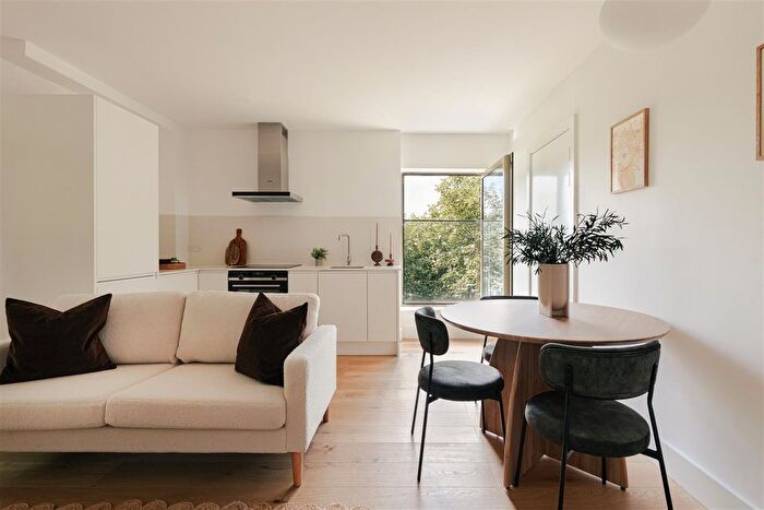 1 Bedroom Flat For Sale In The Sidings, East Churchfield Road, Acton Park, London, W3