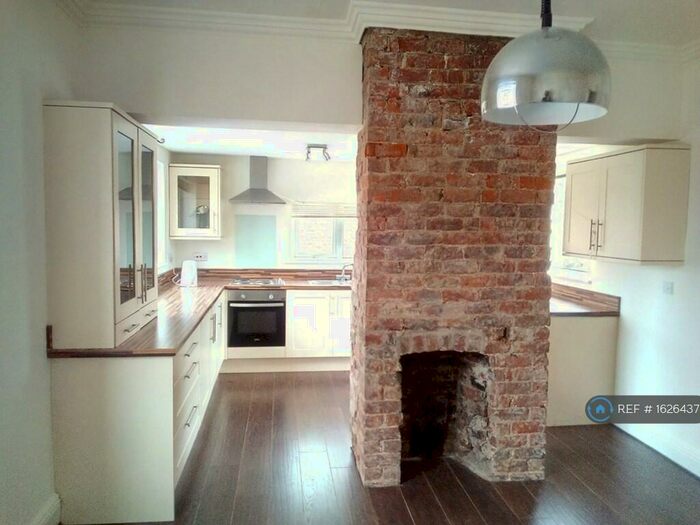 4 Bedroom End Of Terrace House To Rent In Droylesden Road, Manchester, M40