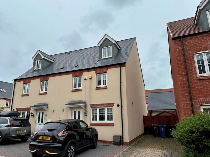 4 Bedroom Semi-Detached House To Rent In Fontwell Road, Bicester, OX26