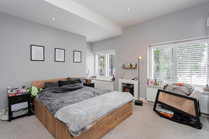 2 Bedroom Flat For Sale In Victoria Road, Horley, RH6