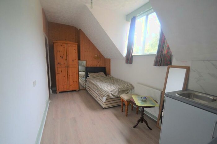 1 Bedroom Property To Rent In Brighton Road, Purley, CR8