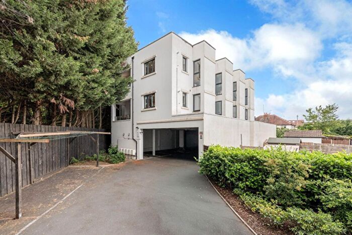 3 Bedroom Flat For Sale In Chase Road, Epsom, KT19