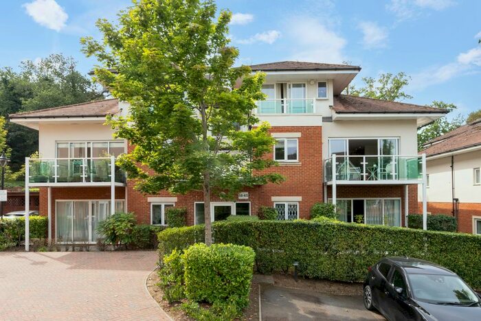 2 Bedroom Flat To Rent In Hill View, Dorking, RH4