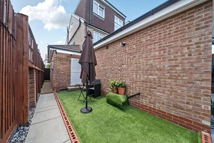 Studio To Rent In Heath Rise, Bromley, BR2