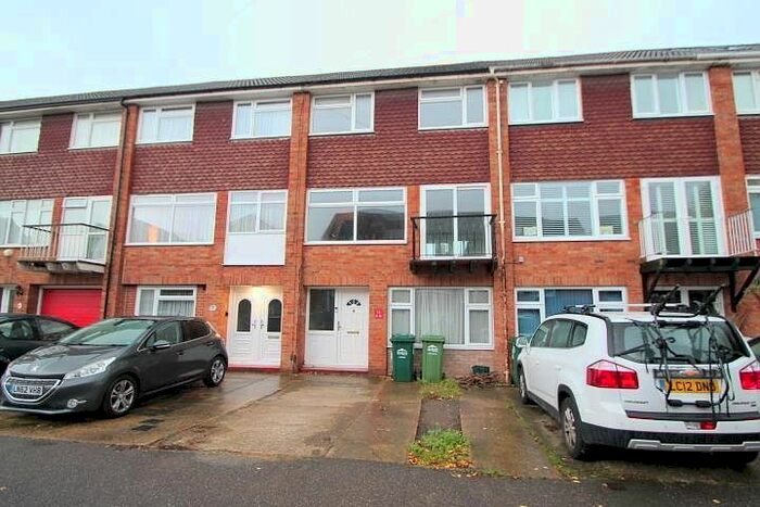 4 Bedroom Garage / Parking To Rent In Percy Avenue, Ashford, Surrey, TW15
