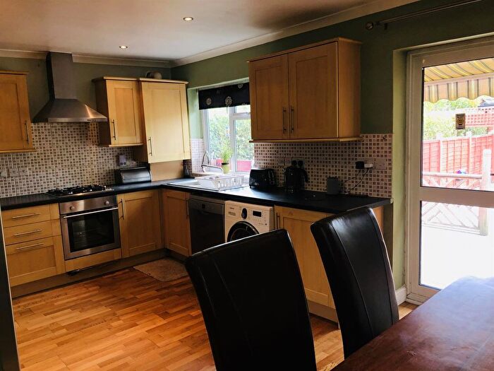 4 Bedroom Semi Detached House To Rent In Spring Grove Road, Hounslow, TW3