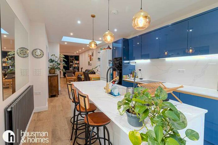 3 Bedroom Flat To Rent In Golders Green Crescent, Golders Green, NW11