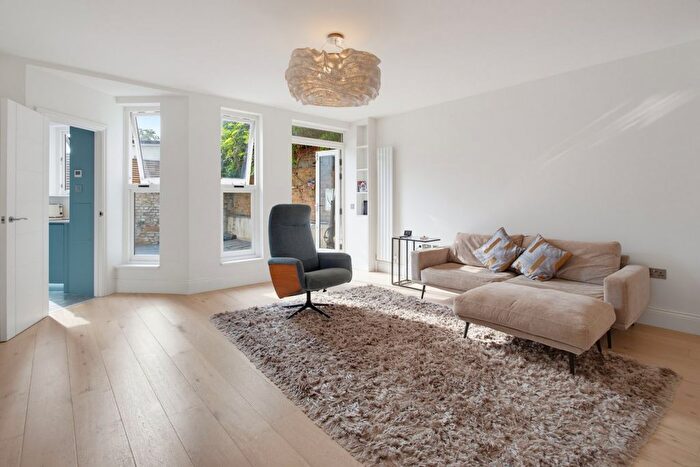 2 Bedroom Flat For Sale In Ledbury Road, London, W11
