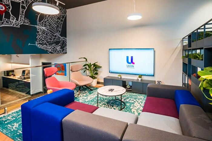 1 Bedroom Private Hall To Rent In Unilife High Street, - High Street, Southampton, SO14