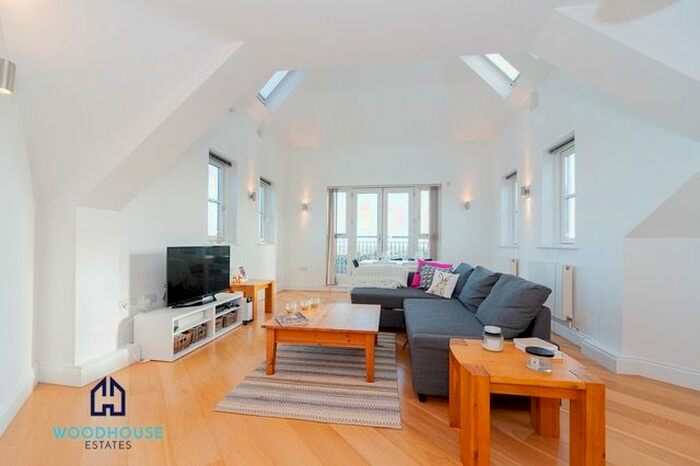 2 Bedroom Flat To Rent In Victors Way, Barnet, EN5