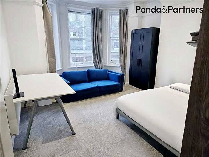3 Bedroom Flat To Rent In Aberdeen Mansions, Kenton St, London, WC1N