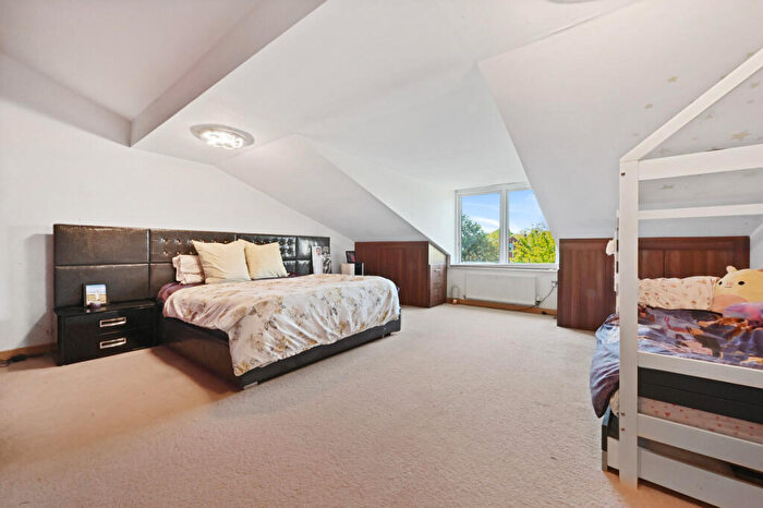 3 Bedroom Maisonette For Sale In Zodiac Close, Edgware, HA8
