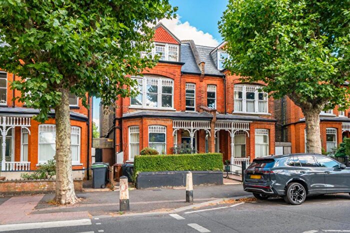 2 Bedroom Flat For Sale In Tetherdown, Muswell Hill, London, N10