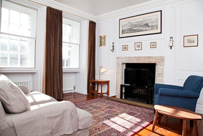 2 Bedroom Flat To Rent In Advocates Close, Old Town, Edinburgh, EH1