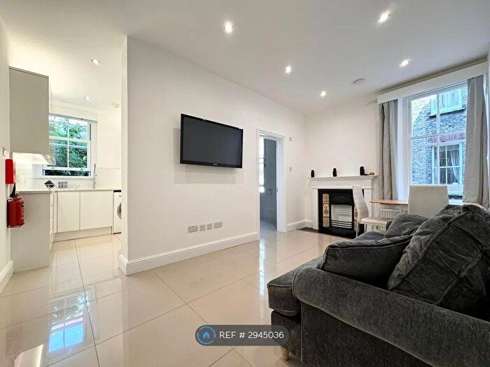 3 Bedroom Flat To Rent In Suffolk House, London, SW2