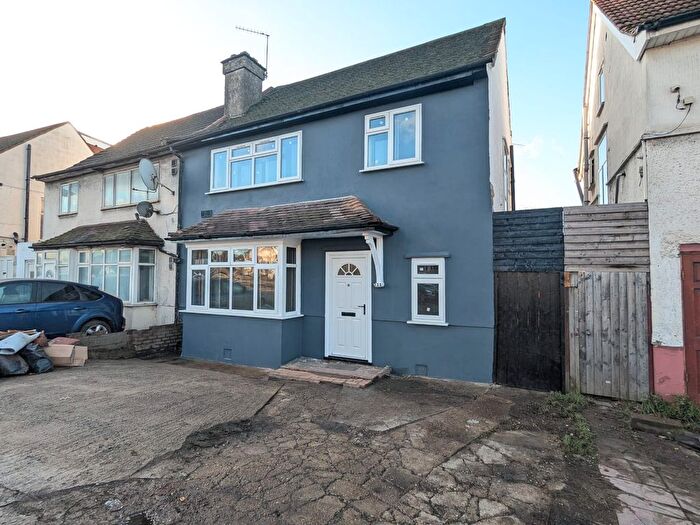 4 Bedroom Semi-Detached House To Rent In North Circular Road, Neasden, NW10