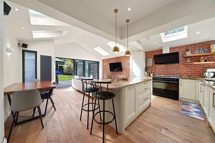 3 Bedroom Flat For Sale In Brondesbury Park, Willesden Green, NW2