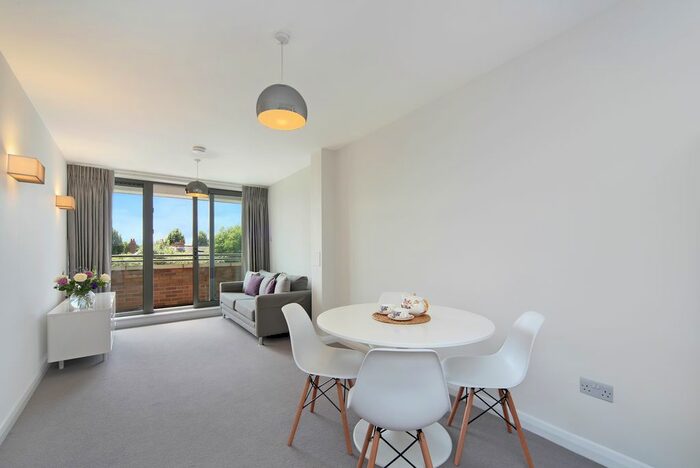 1 Bedroom Flat To Rent In Heathfield Square, London, SW18