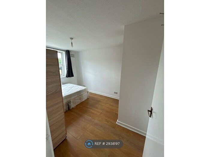 2 Bedroom Flat To Rent In Forsythia Close, Redbridge, IG1