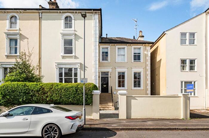 1 Bedroom Apartment For Sale In Cadogan Road, Surbiton, KT6