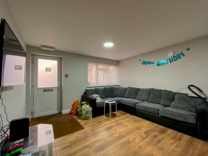 6 Bedroom Flat To Rent In Rhymney Terrace, Cathays, CF24