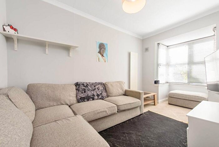 2 Bedroom Maisonette For Sale In Holly Park Road, New Southgate, London, N11