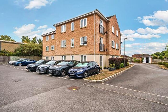 2 Bedroom Apartment For Sale In Tarn Howes Close, Thatcham, RG19