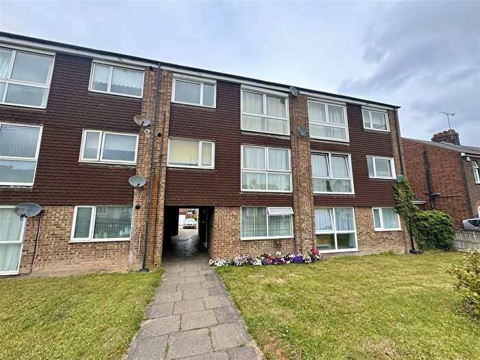 2 Bedroom Flat To Rent In Fairfield Close, Dunstable, LU5