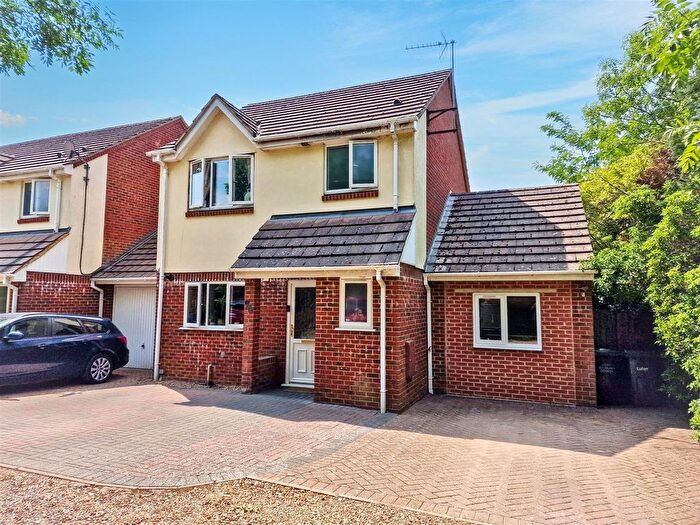 3 Bedroom Detached House For Sale In Bramingham Road, Luton, LU3
