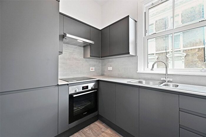 3 Bedroom Flat To Rent In Uxbridge Road, Shepherds Bush, London, W12