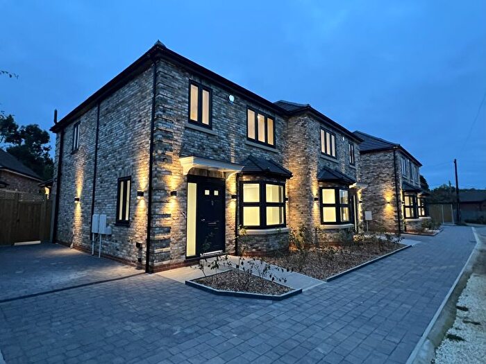 3 Bedroom Semi-detached House For Sale In New Pond Road, Hazlemere, HP15