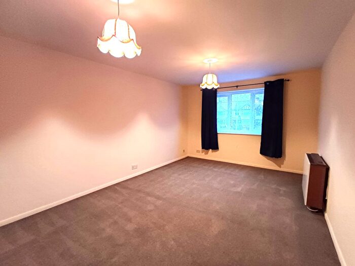 2 Bedroom Flat To Rent In Eastern Avenue, Ilford, IG2